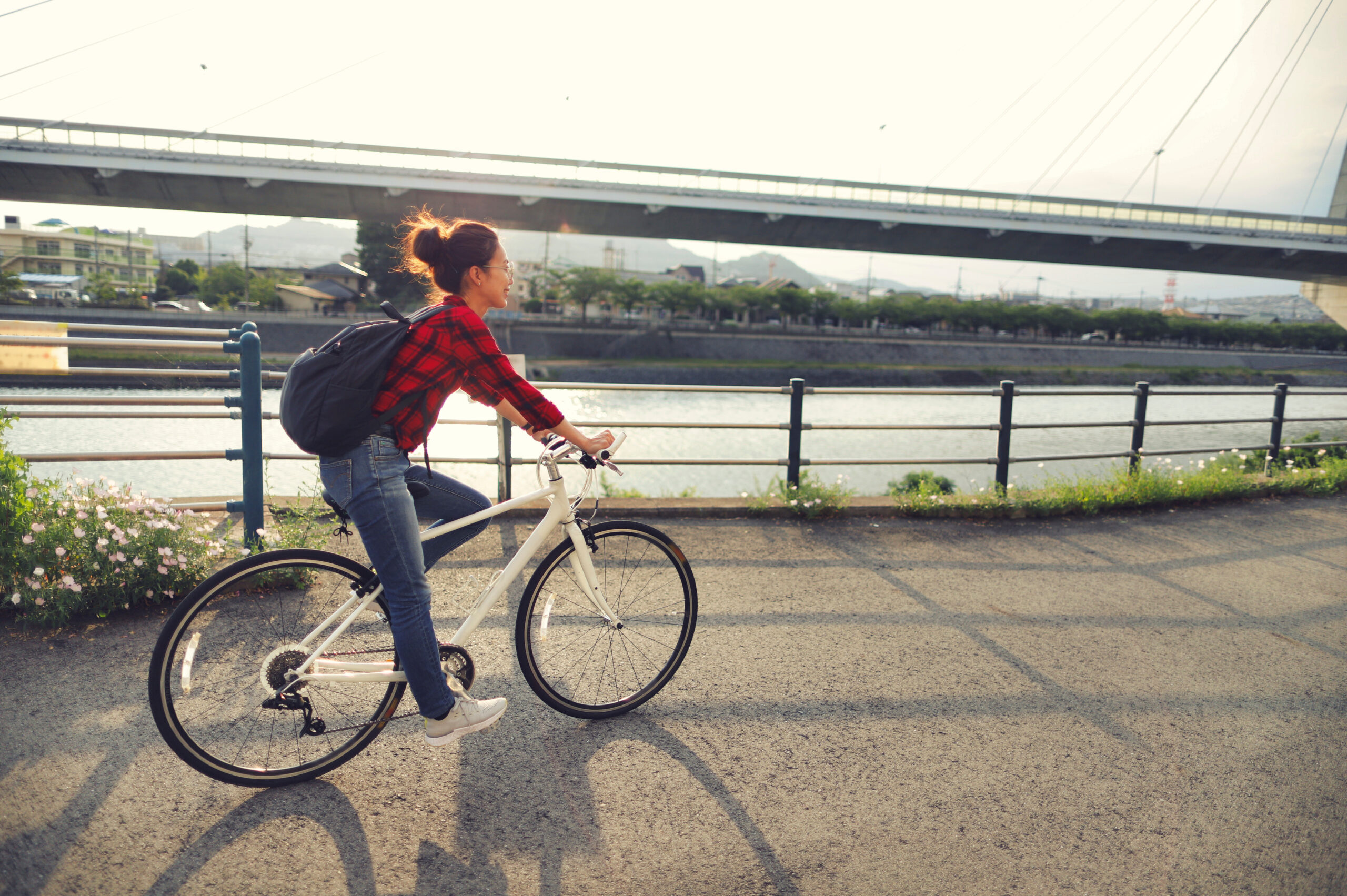 自転車に乗る女性